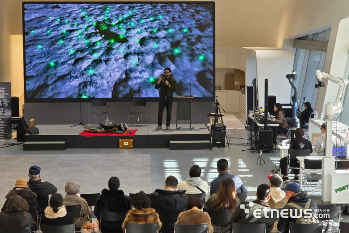 지난달 31일 서울 동대문디자인플라자(DDP)에서 열린 'AI 전람회'에서 이동욱 베이스앤파워시티 대표가 AI를 활용한 달 기지 구축방안을 소개하고 있다. ⓒ박종진기자