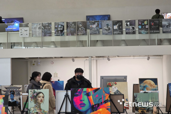 AI 전람회 관람객들이 'AI X 전시 X 갈라쇼' AI 이미지 청음회와 AI 영상 시음회 작품들을 살펴보고 있다. ⓒ박종진기자