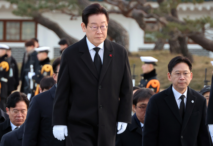 이재명 대통령, 현충원 참배     (서울=연합뉴스) 한상균 기자 = 이재명 대통령이 새해 첫날인 1일 국립서울현충원에서 참배를 위해 이동하고 있다. 2026.1.1     xyz@yna.co.kr (끝)