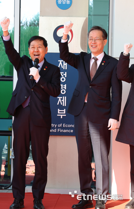 [포토] 재정경제부 현판식 참석한 구윤철 부총리 겸 재정경제부 장관