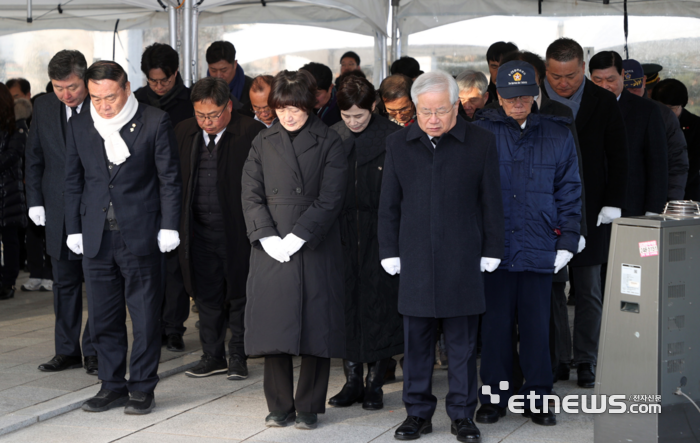 수원시의회가 1일 현충탑을 찾아 헌화와 분향했다.