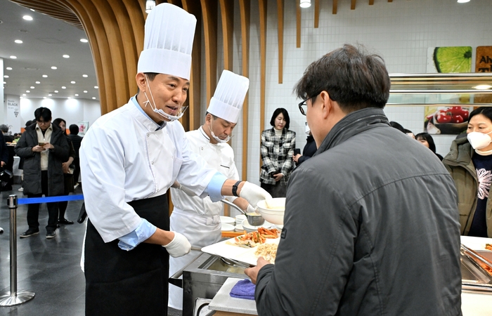 오세훈 서울시장이 2일 서울시청 구내식당에서 신년맞이 직원 격려 떡국을 배식하고 있다. 사진=서울시 제공