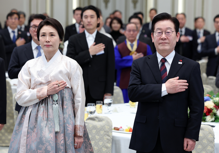 이재명 대통령 부부, 신년 인사회 참석     (서울=연합뉴스) 한상균 기자 = 이재명 대통령과 김혜경 여사가 2일 청와대 영빈관에서 열린 신년 인사회에서 국기에 경례하고 있다. 2026.1.2     xyz@yna.co.kr (끝)