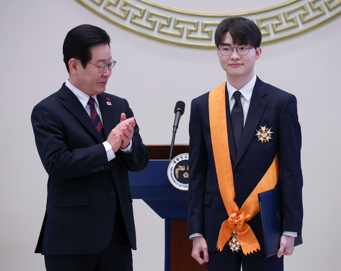 이재명 대통령, 이상혁 선수에게 포상     (서울=연합뉴스) 한상균 기자 = 이재명 대통령이 2일 청와대 영빈관에서 열린 신년 인사회에서 프로게이머 '페이커' 이상혁 선수에게 포상한 뒤 박수를 치고 있다. 2026.1.2     xyz@yna.co.kr (끝)