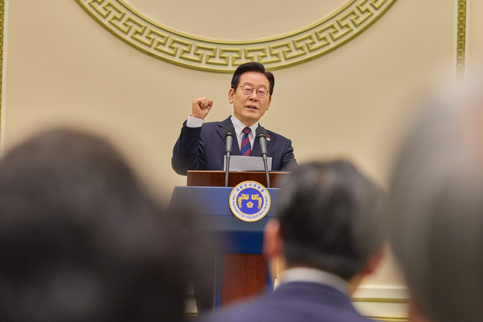 이재명 대통령이 2일 청와대 영빈관에서 열린 시무식에서 새해 인사말을 하고 있다. 연합뉴스