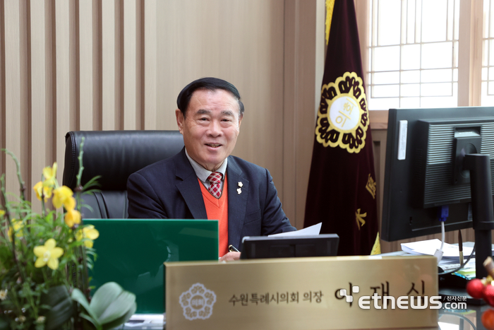 이재식 수원시의회 의장.