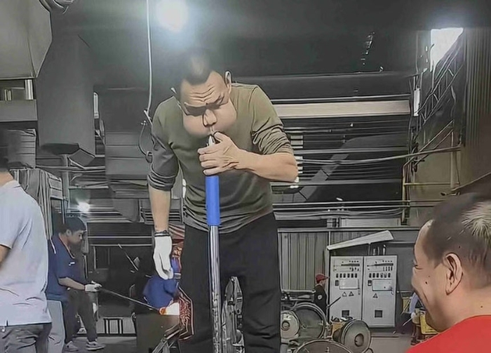 30년간 세공사로 유리공예를 해온 중국인 남성. 사진=SCMP 갈무리