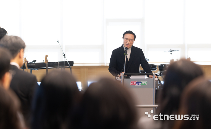 임태희 경기도교육감이 2일 남부청사 라운지에서 열린 '2026년 직원 소통 스탠딩 차담회'에 참석기 인사말읋 하고 있ㄸ다.