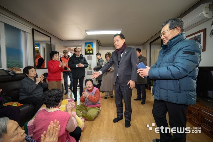 이재준 수원시장(오른쪽 세 번째)이 2일 '새빛 현장시장실'의 일환으로 세류2동 새터경로당을 찾아 어르신들과 이야기를 나눴다.