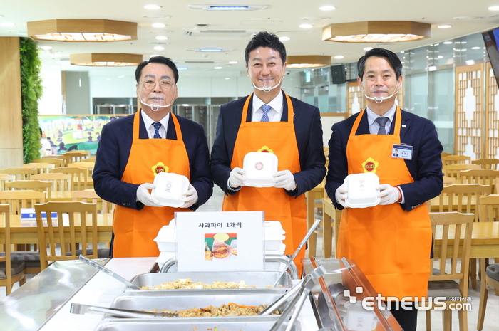 김진경 경기도의회 의장(가운데)이 2일 구내식당에서 사과파이를 직접 배식했다.