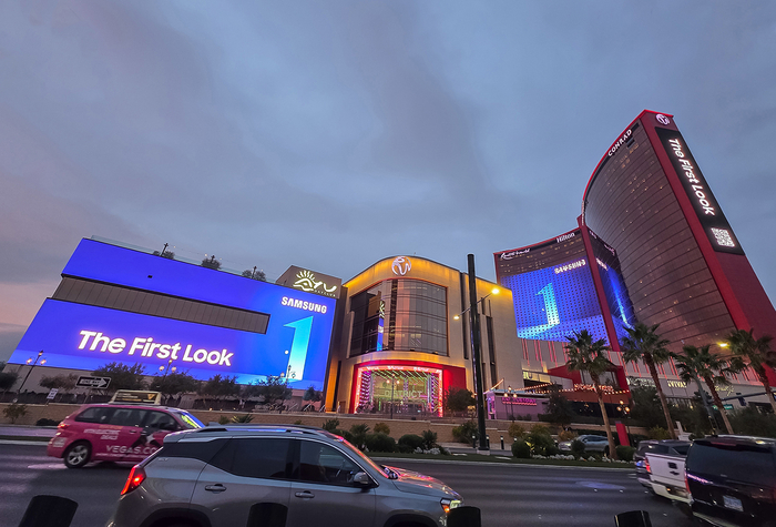 삼성전자가 라스베이거스 시내에 위치한 리조트월드 호텔 외벽에 '더 퍼스트룩 2026(The First Look 2026)'을 알리는 대형 옥외광고를 진행하고 있다.