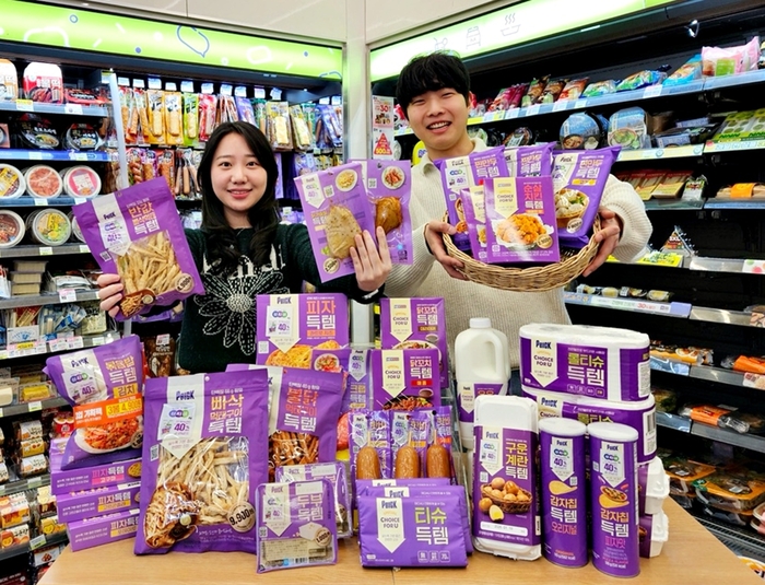 모델이 CU의 PB '득템시리즈'를 소개하고 있다.