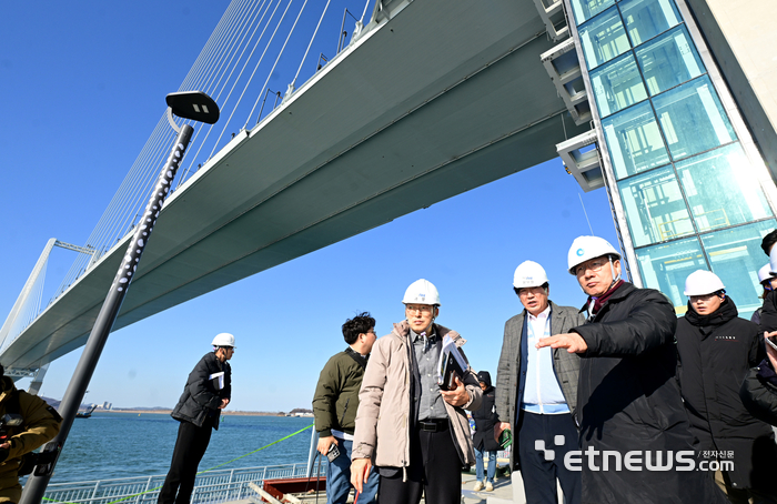 유정복 인천시장(오른쪽 두 번째)은 4일 오후 제3연륙교 개통 기념식에 참석해 제3연륙교를 둘러봤다.