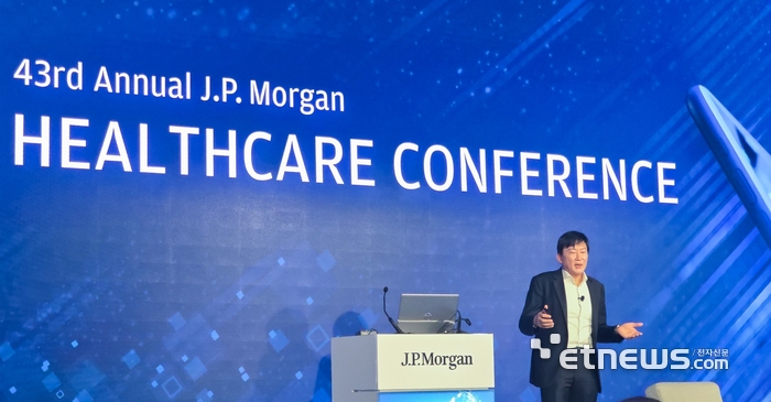 존 림 삼성바이오로직스 대표가 지난해 열린 JP모건헬스케어 콘프런스 2025에서 발표하고 있다.