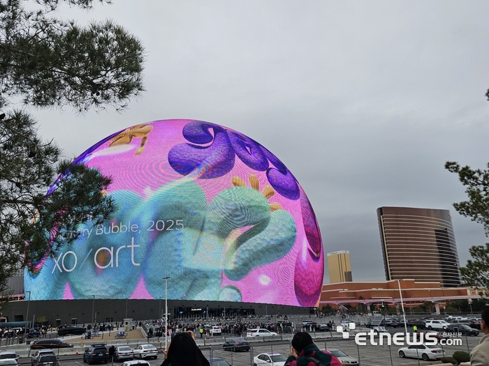 스피어 전경. 스피어의 오른쪽에는 삼성전자 단독 전시관이 위치한 윈 호텔이 자리했다. (사진=배옥진)