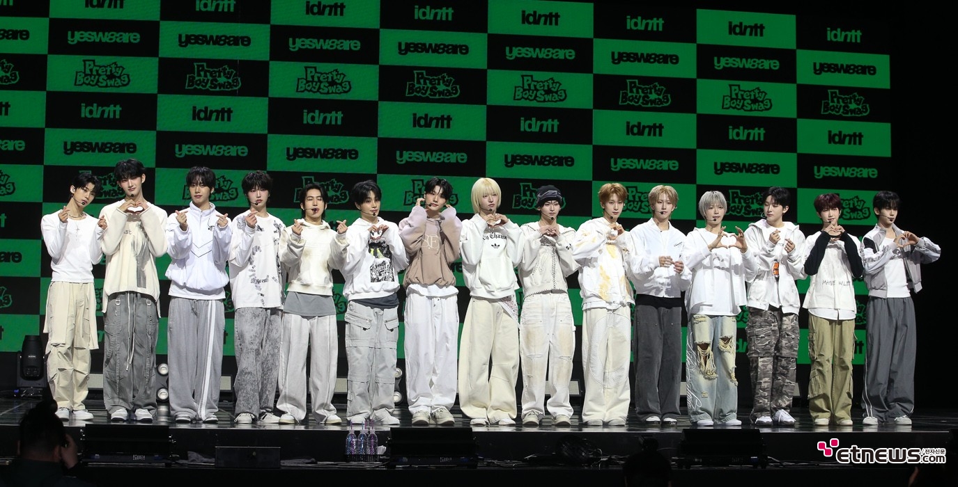 [ET포토] 아이덴티티, 블링블링한 15개 이상의 하트'