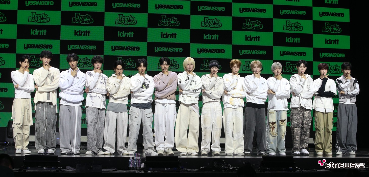 [ET포토] 아이덴티티, yesweare 쇼케이스'