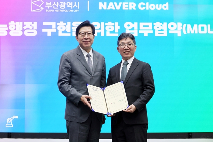 지난해 4월 업무협약식에서 김유원 네이버클라우드 대표(오른쪽)와  박형준 부산시장. ⓒ네이버클라우드