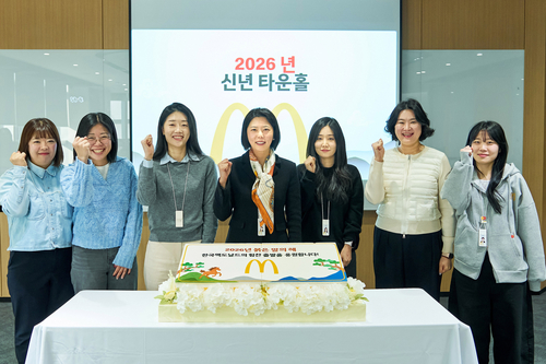 김기원 한국맥도날드 대표(가운데)와 임직원들이 5일 서울 본사에서 열린 새해맞이 사내 행사에서 기념사진을 촬영하고 있다.
