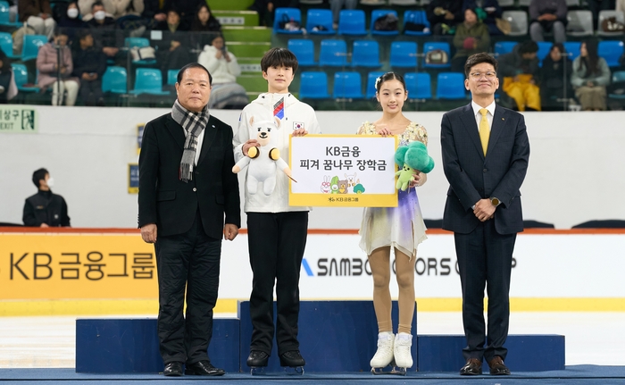 (왼쪽부터) 장국환 대한빙상경기연맹 부회장, 유동한, 허지유, 박진영 KB금융지주 브랜드담당 부행장이 지난 4일 목동 아이스링크에서 진행된 장학금 전달식에서 기념촬영을 하고 있다.