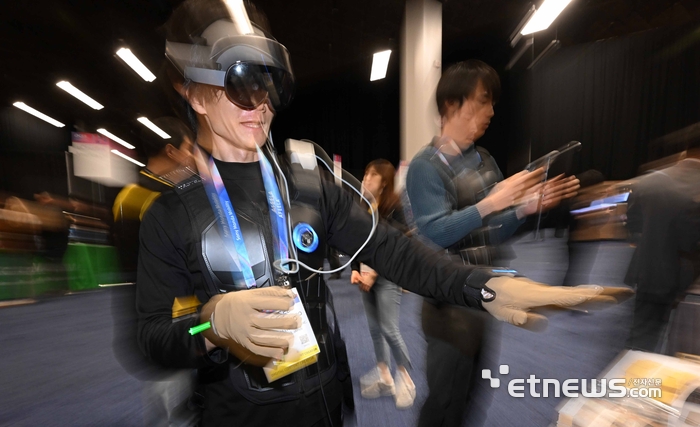 [포토] 택슈트-택글러브로 더욱 실감나게