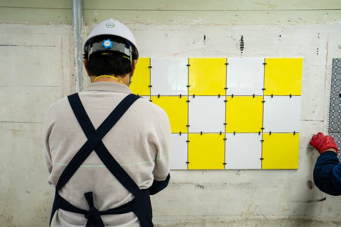 서울시 기술교육원 훈련생이 타일 시공 마감 실습을 진행하고 있다
