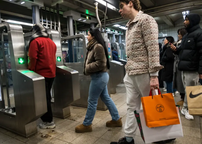 지하철로 출근하는 뉴욕 시민들. 사진=뉴욕 타임스