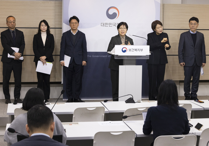정은경 보건복지부 장관(왼쪽 네 번째)이 5일 정부세종청사에서 열린 '희귀·중증난치질환 지원 강화 방안' 브리핑에서 발언하고 있다.(사진=보건복지부)