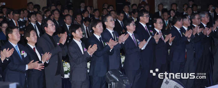 [포토] 박수치는 범금융계 인사들