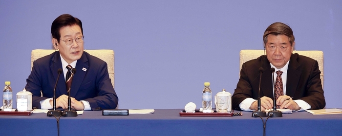 이재명 대통령이 5일 베이징 조어대에서 열린 한·중 비즈니스 포럼에서 발언하고 있다. 오른쪽은 허리펑 중국 국무원 경제담당 부총리〈사진=연합뉴스〉