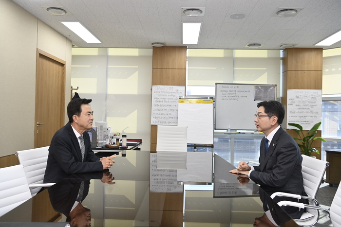 김태흠 충남 지사가 김경수 지방시대위원회 위원장을 만나 특별법 특례조항 원안 반영·드래프트제·전력요금차등제 등 3개 현안에 대한 지원을 요청했다.