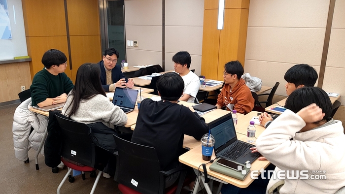 김태영 계명대 산학협력단 교수가 개별 학생의 연구분야 사업화 자문을 진행하고 있다