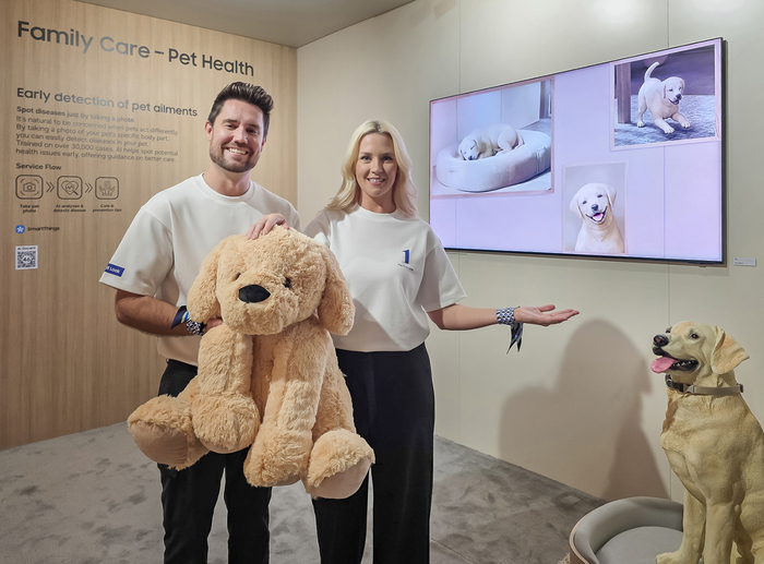 삼성전자 모델이 미국 라스베이거스에서 열리는 세계 최대 전자 전시회 'CES 2026'에 마련된 윈호텔 삼성전자 단독 전시관에서 스마트싱스 기반의 펫 케어 서비스를 소개하고 있다.