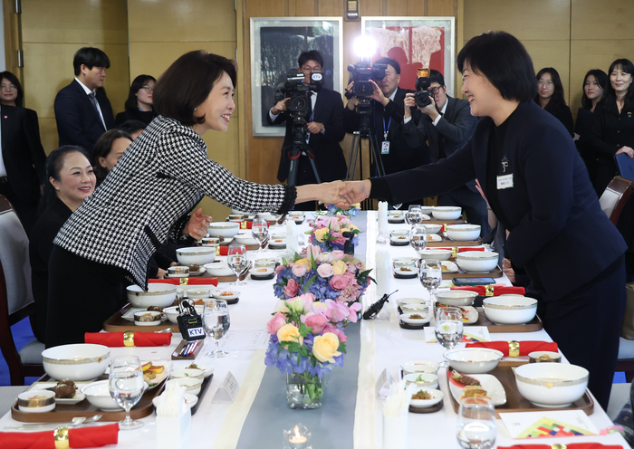 김혜경 여사가 5일 베이징 주중 한국대사관저에서 열린 한중 가교 역할 중국인 여성 초청 한식 오찬 간담회에서 답사를 마친 왕단 베이징대학교 외국어대학 부학장과 악수하고 있다. 연합뉴스