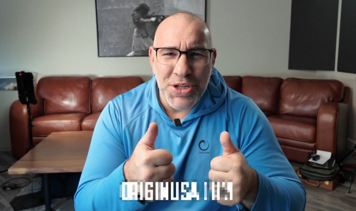 피터 로버츠 오리진 창립자가 마두로 후드를 입고 있다. 사진=엑스(@ORIGINBJJ) 캡처