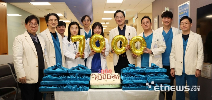 서울성모병원 비뇨의학과 이지열 병원장(가장 좌측), 하유신 비뇨의학과장(좌측에서 두 번째) 등 교원들의 '비뇨기 로봇수술 7000례' 달성 기념사진