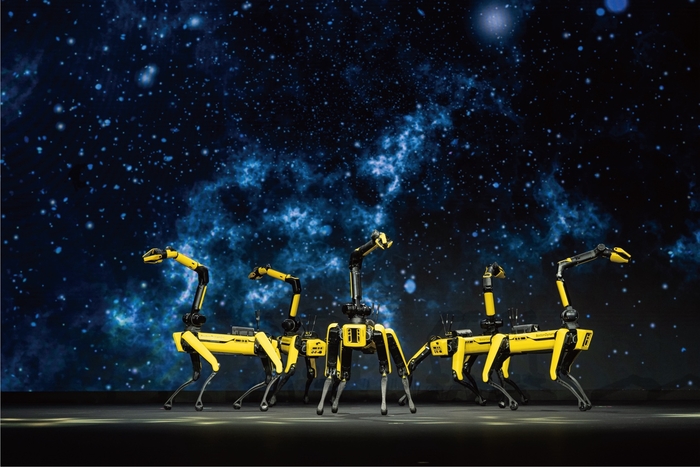 보스턴다이나믹스 스팟이 퍼포먼스를 선보이는 모습