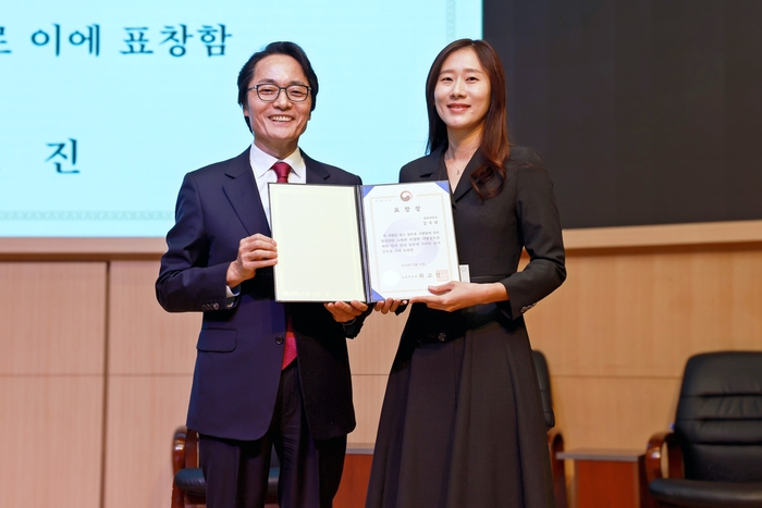 삼육대 김두희 과장(오른쪽)과 제해종 총장(사진=삼육대)