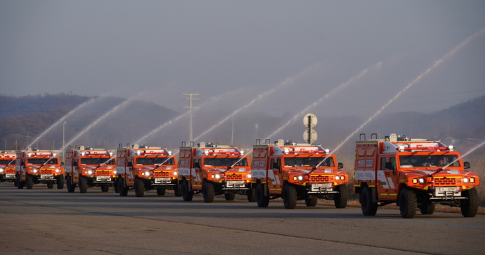 산림청이 국산 군용차를 기반으로 제작한 다목적산불진화차량을 시연 운행 하고 있다.