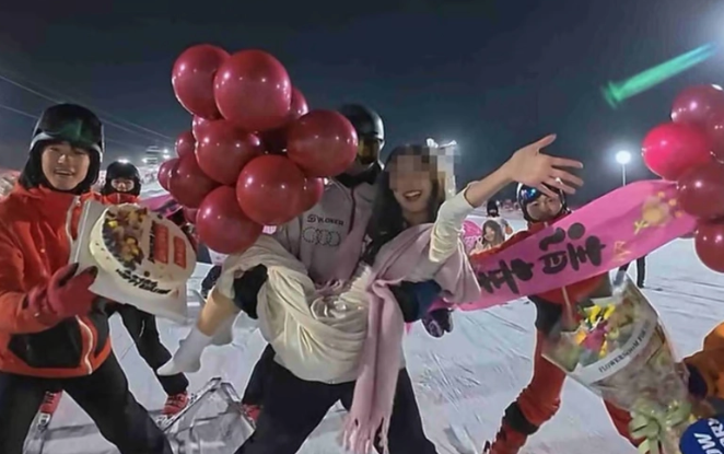 중국의 한 스키장이 생일 고객을 위한 특별 프로그램으로 선보인 '강사 동반 활강' 영상이 온라인에서 퍼지며 찬반 논쟁을 불러일으키고 있다. 사진=SCMP