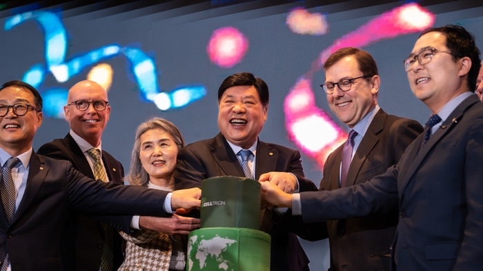 (왼쪽부터)기우성 셀트리온 부회장, 토드 윙지 셀트리온 브랜치버그 대표, 박경옥 셀트리온홀딩스 수석 부회장, 서정진 셀트리온그룹 회장, 토마스 킨 주니어 연방 뉴저지 하원의원, 앤디 김 연방 뉴저지 상원의원 등이 5일(현지시간) 열린 미국 뉴저지주 브랜치버그 생산시설 개소식에서 기념촬영했다.(사진=셀트리온)