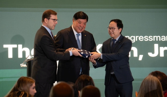 (왼쪽부터)토마스 킨 주니어 연방 뉴저지 하원의원, 서정진 셀트리온그룹 회장, 앤디 김 연방 뉴저지 상원의원이 5일(현지시간) 열린 미국 뉴저지주 브랜치버그 생산시설 개소식에서 기념촬영했다.(사진=셀트리온)