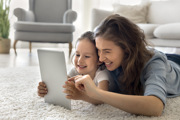 딸 키운 부모, 아들 둔 부모보다 치매 위험 낮다…“정서적 교류 긍정 효과”
