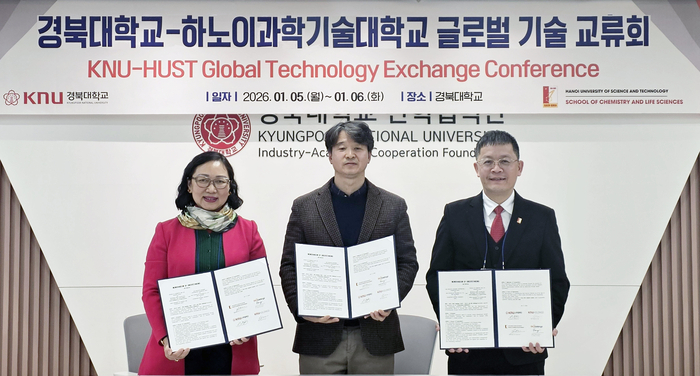 (왼쪽부터) 풍 란 흐엉 비케이홀딩스 대외협력실장, 정성근 경북대기술지주 대표, 추 끼 손 하노이과학기술대 화학생명과학대학장이 업무협약을 맺고 있다.
