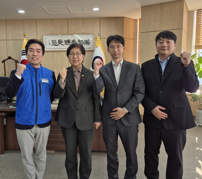 정승문 보건복지부 공무원노조위원장(왼쪽)과 정은경 장관(왼쪽 두 번째) 및 관계자들이 함께 노사 소통의 시간을 가진 후 기념촬영을 하고 있다.