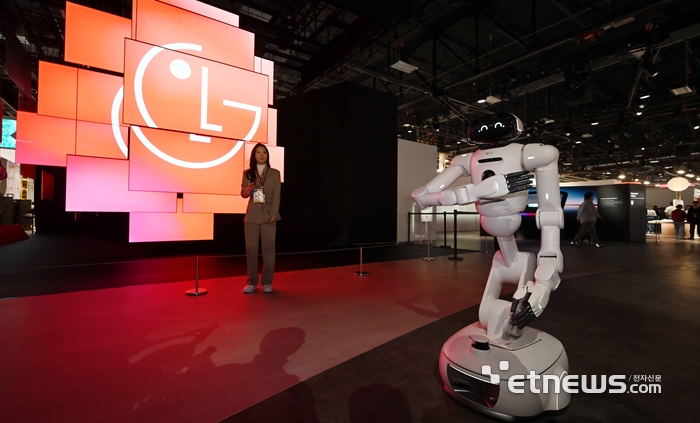 [포토] 클로이드가 LG 전시장을 알려드릴게요