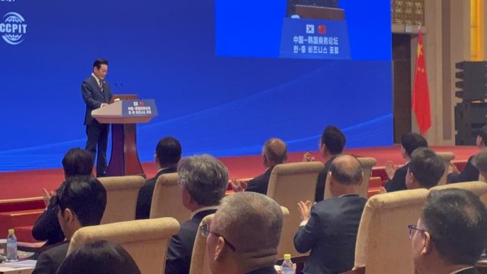 지난 5일 이재명 대통령의 방중 기간 열린 한·중 비즈니스 포럼에서 이대통령이 발언하는 가운데 최병오 패션그룹형지 회장(무대로부터 두번째줄 오른쪽 두 번째)이 박수를 치며 호응하고 있다.