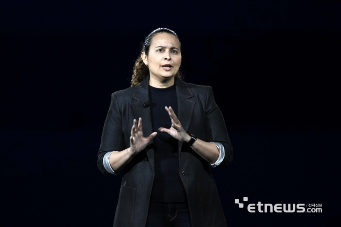 [포토] 기조연설하는 캐롤리나 파라다