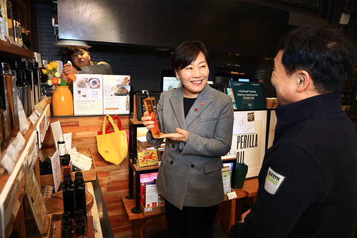 송미령 농림축산식품부 장관이 6일 서울 중구 쿠엔즈버킷 도심형 공장에서 국산 콩기름 제품을 살펴보고 있다.(사진=농림축산식품부)