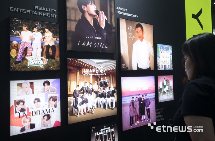 문화체육관광부와 한국콘텐츠진흥원, 코엑스가 주최·주관한 2025 국제방송영상마켓이 17일 서울 강남구 코엑스에서 나흘 일정으로 열렸다. 하이브 부스에서 관람객이 K-콘텐츠 포스터를 살펴보고 있다. 김민수기자 mskim@etnews.com